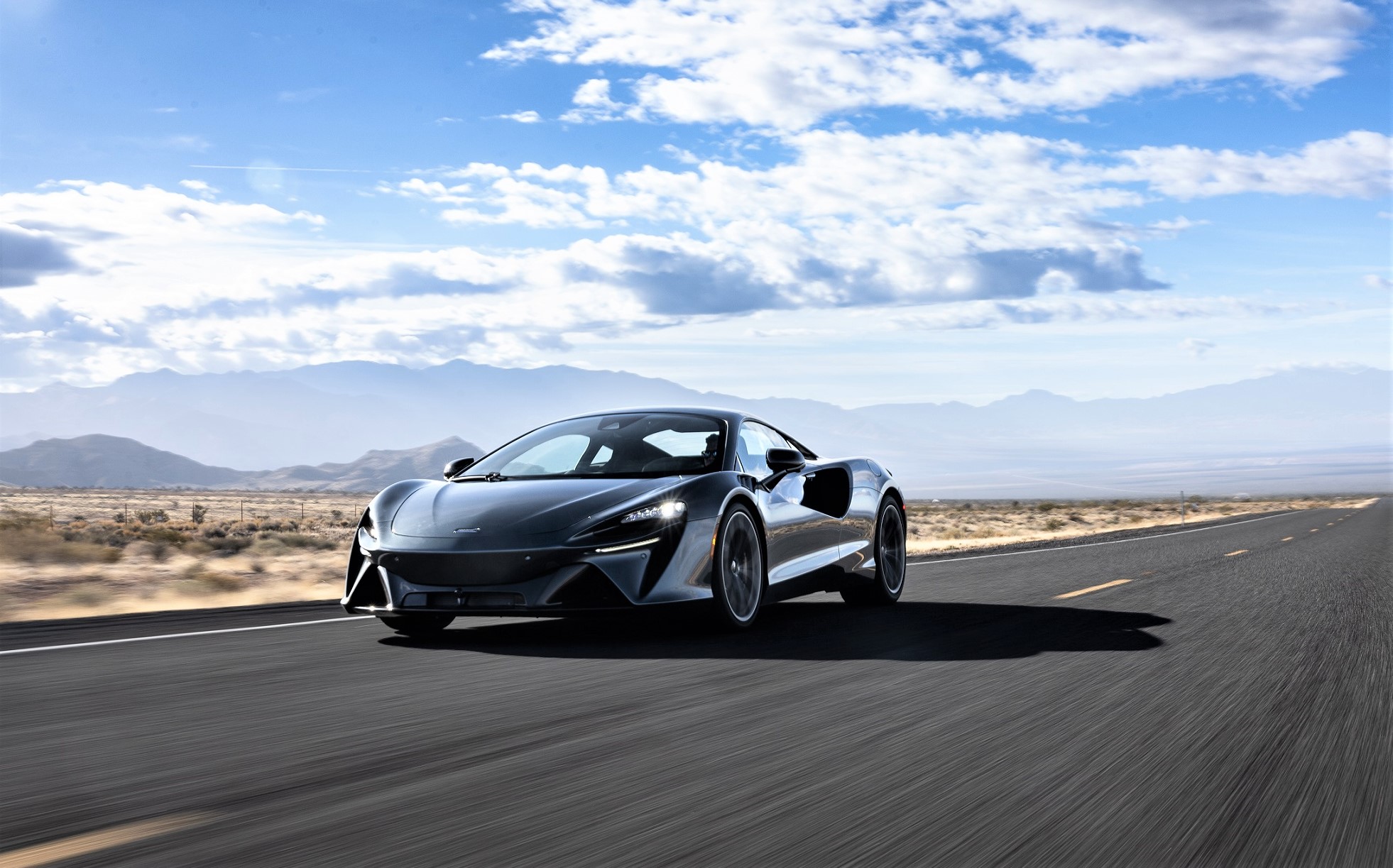 McLaren Artura captivates UAE car enthusiasts and displays its credentials ahead of first deliveries